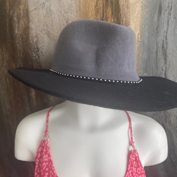 Black and grey felt hat with silver bead trim - Picture 3 of 5
